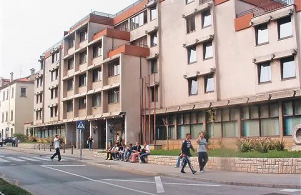  Dijaški dom Koper pretresa že drugo anonimno pismo, v katerem tamkajšnjemu vodstvu  očitajo koruptivno poslovanje in samovoljo  