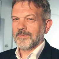 Edelman Jurinčič, ravnatelj Dijaškega doma Koper: “Če pa sem po tečaju kdaj skočil do dijaškega doma in preveril, ali je vse v redu, pa je povsem druga stvar. To tudi sicer večkrat počnem in ne zdi se mi sporno. To je del službe, ki jo opravljam.” 