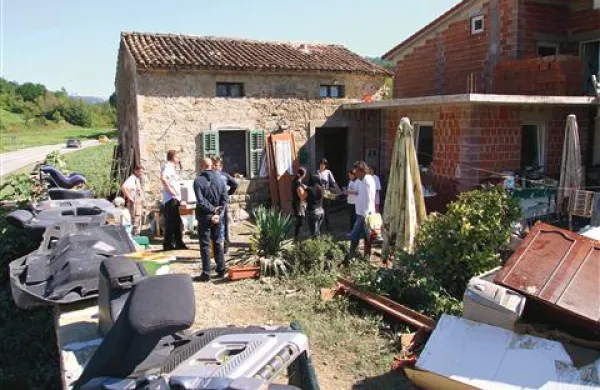 Takšno je bilo videti razdejanje pri Mušičevih po jesenskih poplavah, ki so jim uničile dom in jih za nekaj mesecev prikrajšale za družinsko življenje 