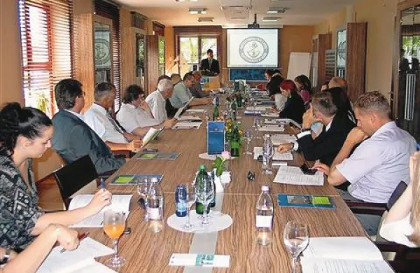Društvo za pomorsko pravo je pod okriljem evropske komisije ob evropskem dnevu pomorstva v petek pripravilo okroglo mizo Pomorska politika EU in severni Jadran. Mednarodna zasedba udeležencev se je strinjala, da bi Slovenija, Italija in Hrvaška morale delovati v smeri razglasitve celotnega severnega Jadrana za čezmejno morsko zaščiteno območje, seveda pa je pri tem ključna politična podpora vseh treh držav.  