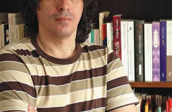 Mircea Cartarescu: “Kadar ustvarjam, sem zadovoljen in se počutim varno kakor potnik, ki sedi na vlaku in v roki drži vozovnico. Kadar ne pišem, pa se mi zdi, da si ne zaslužim ne hrane ne pijače, da si ne zaslužim niti spanca.” 
