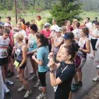Dekleta so startala nekaj minut za moškimi. V Hotedršici tekmovalce ločujejo od tekmovalk, saj tečejo po različnih progah.
