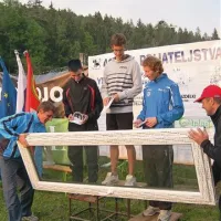 Najhitrejši trije so bili nagrajeni, zmagovalec Urban Jereb je dobil vrata. Ni znano, kako jih je spravil domov v Žiri. Jernej Šemrov (levo) se je pokazal s pobarvanimi lasmi, Kristjan Ipavec (desno) pa si je Urbanovo darilo strokovno ogledal.