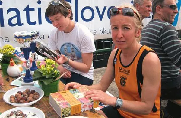 Daniela Da Forno si na Gradišču nad Vipavo  ogleduje nagrado za zmago na velikonočnem teku