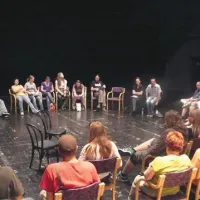 Pogovor v krogu o nastajanju gledaliških predstav.