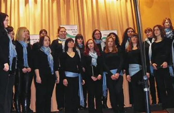 Akademski dekliški pevski zbor Pedagoške fakultete Koper je nastopil na letošnji reviji Primorska poje.