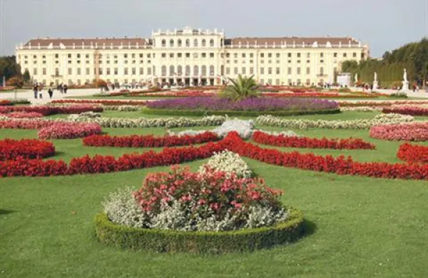 V Dvorcu Schönbrunn si lahko ljubitelji zgodovine kar v živo ogledajo, kako so živeli Habsburžani.  