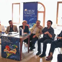 V ponedeljek so v Kopru Forum Tomizza predstavili (z leve): Mario Steffè, koordinator za kulturo pri Skupnosti Italijanov Santorio Santorio, Aljoša Curavić, odgovorni urednik na Radiu Capodistria, Irena Urbič,   Forum Tomizza Slovenija,  Milan Rakovac, pobudnik Foruma Tomizza, Neven Ušumović, direktor Mestne knjižnice Umag in Vlado Jelen, predsednik Kulturnega kluba Koper.