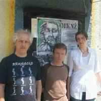 Pred vhodom v MKNŽ, kjer je na vratih tudi plakat, ki vabi na sobotno prireditev, so (z leve) Bojan Babič, Borut Kaluža in Ana Šlenc.
