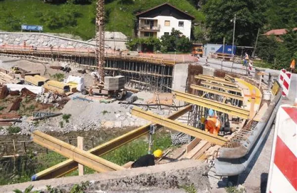 Tudi zaradi angažiranja občine bo država za obnovo mostu nad reko  Koritnico v Baški grapi namenila 350.000 evrov.
