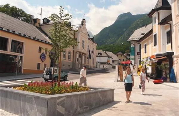 Vsakega prebivalca Občine Bovec je občinska uprava marca stala kar 8,66 evra, a je v znesek vštet tudi strošek petčlanske medobčinske uprave.