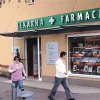 Če bo po novem ključ za delitev presežka prihodkov Obalnih lekarn med istrske občine  število občanov, je treba upoštevati tudi število lekarniških koncesionarjev (na fotografiji Lekarna Šalara), je  opozorila  Breda Pečan. 