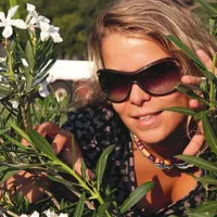 Anika Horvat (Puhni mi ljubezen - rom-kom za kadilce) : Ujeli ste me prav na rojstni dan, saj že jutri frčim na krajši dopust, kljub temu pa nikakor ne želim zamuditi priložnosti, da bi postala botra filmu na Kino Otoku. Nikoli si ne bi mislila, da tudi filmu lahko postaneš botra, in tega si ne pustim vzeti. Organizatorji so mi poslali film, frčavo moderno romantično komedijo iz Hong Konga Puhni mi ljubezen, ki naj bi bil kot nalašč zame. In res je bil film tak. Odgovorila sem jim kar po telefonu - kot v filmu, ki  zelo dobro opisuje vsakdanjost, nič drugačno kot pri nas. Ljubezen je v življenju pomembna, komunikacija prek novih tehnologij (sms, facebook itd.) pa je del našega življenja in spreminja odnose, tudi v ljubezni. Zanimivo je gledati neameriške produkcije, zato ker človek vidi marsikaj drugega, ne samo jezik in okolje, ampak  povsem druge poudarke, na katere sicer sploh ne bi bil pozoren ... Seveda se že veselim, da se bom lahko družila z ljudmi, ki se pogovarjajo o filmu. In potem sem za nekaj dni odpuhnila …