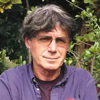 Iztok Geister (Štirikrat - sožitje brez meja v Kalabriji): Ob spremljanju tovrstnega filmskega dokumentiranega zapisa o življenju v kalabrijski vasi se moramo najprej odreči pričakovanjem zgodbarsko razvajenega filmskega gledalca. V takšni hribovski vasi življenje poteka po dveh tirih, naravnem in kulturnem, oba pa tečeta neusmiljeno povezano. Kolikor je kozja paša naravno opravilo, toliko je tudi kulturno. In še več kot to, v filmu vidimo, kako kozji trop žene bolehnega starca vsak dan na pašo.  A se ne poskuša pozdraviti s kozjim mlekom, kakor bi storil ekološko ozaveščen sodobnik, temveč s prahom,  pometenim s cerkvenega poda. Ko se nekega jutra ne pojavi več pred stajo, ga pridejo koze iskat v njegovo sobo. Na pokopališče pa ga seveda skromno in tiho pospremijo sovaščani. Veliko bolj slovesno pa  s procesijo proslavijo odrešenikov križev pot in še bolj bučno pričetek pomladi s postavitvijo mlaja. Za to so posekali najlepšo smreko, njen les pa porabili za kopo, saj je oglarstvo poleg kozjereje njihovo poglavitno opravilo. Morda bi lahko celo rekli, da je to zgodba o smrti treh osamljenih bitij: starca, kozjega mladiča in smreke, a ker so vse tri usode vpete v boj za obstanek prebivalcev hribovske vasi, je film hkrati tudi slavospev življenju. 