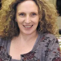 Martina Kafol (Tihe duše - kako se pokoplje ljubezen): Tihe duše je zgodba o pozabljenem svetu, o potovanju med razsežnostmi, med zgodovino in brezčasjem, je počasno prehajanje iz sveta predmetnosti v svet duha, pot med življenjem in smrtjo, na robu pokrajine, v tišini, kjer nas tudi barvni odtenki mojstrsko dodelane fotografije vodijo po brvi med našim prostorom in onstranstvom. Zgodba se dogaja daleč proč, na severu, v gozdovih med rekama Volgo in Vjatko, kjer še živijo obredi starodavnega finskega ljudstva Merjanov. V tankočutnem pripovedovanju fotografa Aista se prepleta razmišljanje o bivanju in o ljubezni, polni nežno nakazane strasti in erotike. Tihe duše bivajo druga ob drugi, se bežno srečajo, ampak so osamljene, vsaka ostaja v svojem jedru. Ogenj in voda očiščujeta, in prerojeno dušo odplakneta v nov svet, ptici (naslov filma v izvirniku je Ovsjanki - gozdni vrabci), ki nas spremljata skozi celotno potovanje, ponujata impulz za prehod v drugo dimenzijo. Film Tihe duše je poezija, gledalca se dotakne tam, kjer je najbolj občutljiv. Tako kot pri poeziji bo v njem vsakdo našel svoje in zavibriral.
