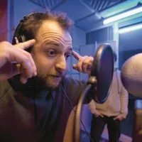 Valterap (Tilva Roš - skejtanje nad breznom): Zapuščeno mesto, ki ga je povozil brzovlak nove ekonomije, je prizorišče najstniških prigod skupine mladcev, ki se združujejo v neodvisnem rolkarskem timu. Odraščanje prinaša vsem rodovom podobne težave, tokrat lahko to opazujemo skozi oči generacije x, y, z, žnj, kakorkoli pač imenujejo otroke postsocializma, ki preizkušajo svoje meje in meje sveta, ki jih obkroža. V  okušanju svobode odraščanja večino svojih peripetij seveda tudi posnamejo in objavijo na svetovnem spletu po vzoru emtivijevskih oslovskih zgodb. Zgodbe in prigode junakov v zadnjem poletju pred soočenjem z odraslostjo, ko se poti križajo, združujejo in ločujejo. Zadnji sončni dnevi svobode in upora, male hudodelnosti in velike osebne tragedije pred neizbežno vrnitvijo v ječo malega življenja sive (sub)urbane družbe.