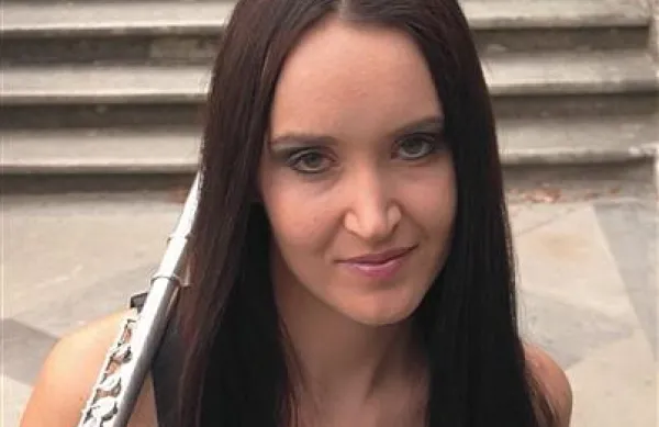 * Tinkara Kovač, kantavtorica: “S filmom sva si blizu že od malih nog. Moj oče je namreč zaposlen v koprskem kinematografu in tako sem imela možnost, da sem si lahko ogledala res veliko filmov, stene moje sobe pa so bile polne filmskih plakatov. Izolo čutim kot mestece s prav posebno dušo, in ko se vanjo naseli film, se njuni esenci zlijeta, vsem nam pa to prinese veliko čarobnost. Kino Otok dojemam kot velik mednarodni projekt, ki je ob tem ohranil dve izjemno pomembni stvari – iskrenost in pristnost. Vzdušje, ki v času festivala prevzema mesto, obiskovalce napolnjuje z vtisom, da skupaj soustvarjamo nekaj pomembnega, konstruktivnega in lepega. Vsakokrat, ko utegnem, sem tam. Z največjim veseljem!”