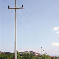 Najšibkejši člen električnega omrežja je območje med Štanjelom (v ozadju) in  Komnom