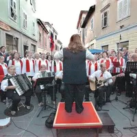 Tržaški pevski zbor Pinko Tomažič je zasedel celo ulico