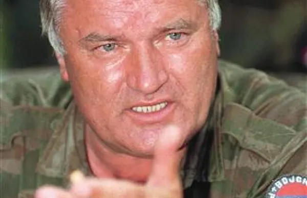 Ratko Mladić je bil od prijetja medvojnega političnega voditelja bosanskih Srbov Radovana Karadžića julija 2008 najbolj iskan haaški obtoženec (fotografija je iz leta 1995)