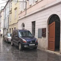 Občani lahko bone za brezplačne obroke prevzamejo na sedežu Rdečega križa v  Piranu (na fotografiji) in njegovi izpostavi v Luciji