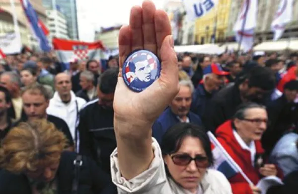 Zaradi razsodbe proti hrvaškima generaloma Anteju Gotovini in Mladenu Markaču je podpora članstvu EU na Hrvaškem padla pod 30 odstotkov. Nova raziskava je pokazala, da je podpora EU sedaj 56-odstotna.