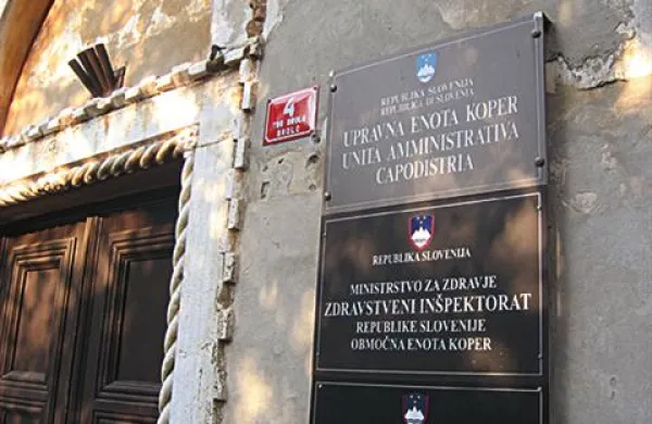 Zahtevo za glasovanje po pošti je potrebno sporočiti okrajni volilni komisiji oziroma upravni enoti, pri kateri ima volivec prijavljeno stalno prebivališče.
