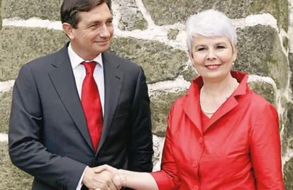 Arbitražni sporazum sta 4. novembra 2009 podpisala premierja Slovenije in Hrvaške, Borut Pahor in Jadranka Kosor.