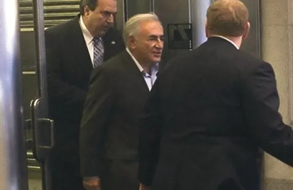 Dominique Strauss-Kahn se je preselil iz začasnega bivališča ob aveniji Broadway v bolj udobno trinadstropno hišo na Manhattnu.