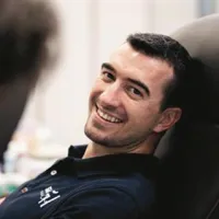 Marko Potrč daruje kri.