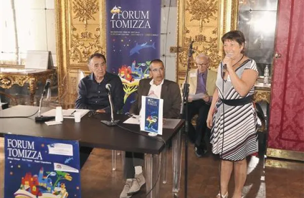 Patrizia Vascoto iz Skupine 85, ene od organizatoric Foruma, pozdravlja udeležence simpozija “Ni meja je”.