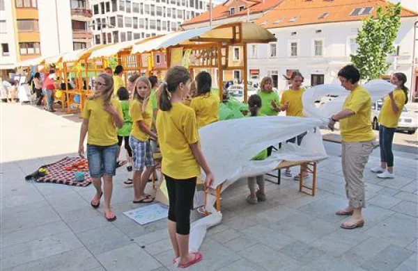 Karavana prostovoljstva z  učenkami OŠ Knežak v ospredju