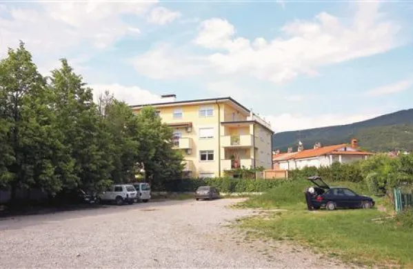 Stanovalci vrstnih hiš, ki na Ledinah nasprotujejo gradnji blokov  tik ob njihovih hišah, vztrajajo. Upravna enota za zdaj še ni odločila, ali Primorje lahko tam gradi.