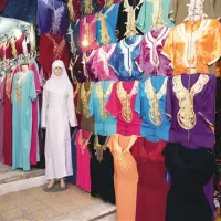 Pogled v trgovino s tunizijskimi tradicionalnimi oblačili je prava paša za oči  