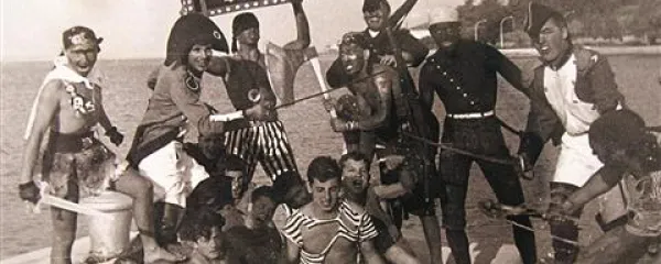 Štelo se je leto 1960, ko so pomorski krst vzeli v roke dijaki ladjarskega oddelka. V gusarski skrinji (glej proti vrhu fotografije) se je tisto leto nabralo več prostovoljnih prispevkov kot kdajkoli prej. Porabljeni pa niso bili prav nič “gusarsko”. 