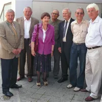 Po 50 letih so maturanti ladjedelskega oddelka  v dobri formi. Z leve: Peter Intihar, Marjan Fefer, profesorica Marija Blažej, Robert Rožaj, Janez Luskar, Adolf Lesjak in Janez Mišigoj