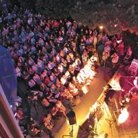 Pogled na vrt koprskega Circola - vsega občinstva vendarle ni bilo mogoče ujeti v objektiv 