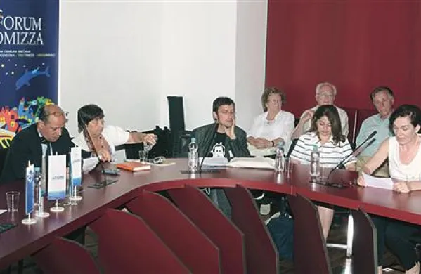 Azra Nuhefendić (prva z desne) je s svojo resnično zgodbo pretresla zbrane na  simpoziju Ni meja je Foruma Tomizze