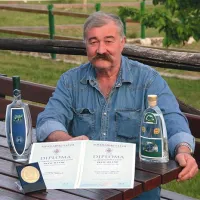Franc Jelušič z zlato medaljo za slivovec (levo) in srebrno za brinjevec 