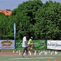 Otroci so se preskusili v varni vožnji s kolesom.