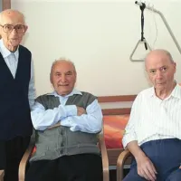 Mozetiča se spominjajo trije upokojeni duhovniki, ki živijo v vipavskem Centru starejših Pristan: (z leve) Martin Pavlin, Efrem Mozetič in Alojz Munih