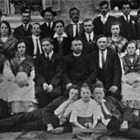 Društvo Zora je uprizorilo igro Tri sestre (1922), Mozetič je na fotografiji v sredini s kolarjem 