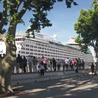 Ladja je na Belvedere privabila mnogo radovednežev, ki so si ogledali velikanko