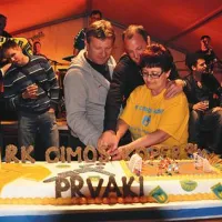 Sobotna zabava se je končala z rezanjem torte. Od leve: Fredi Radojkovič, direktor kluba Aleš Koršič in poslovna sekretarka Cimosa Ljubica Štok.