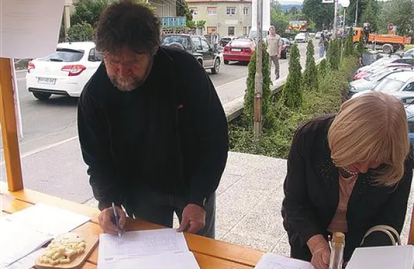 Krajani so podpisovali peticijo za avtocesto, ko so na cesti nastajali prometni zamaški.
