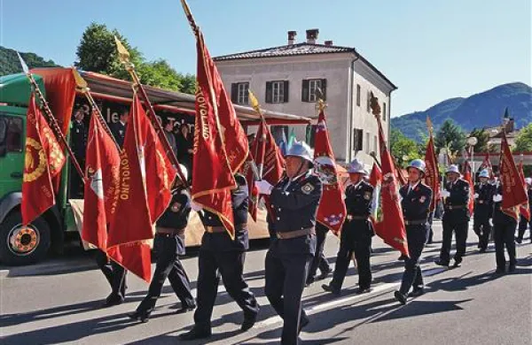 Mimohod 23 gasilskih praporjev, 150  gasilcev, 30 vozil in godbe na pihala. 