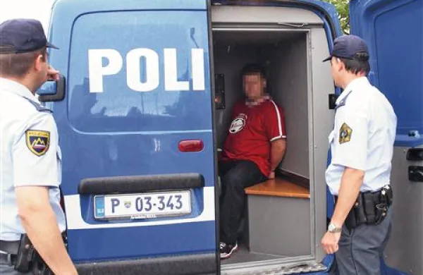 Osumljenca so policisti v soboto pripeljali na zaslišanje k preiskovalni sodnici. Zoper njega je odredila pripor.