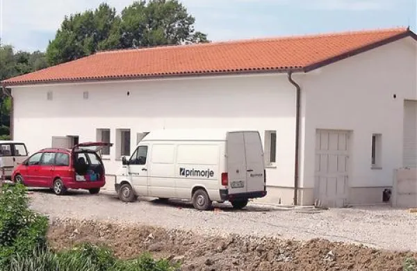 Čistilno napravo v Prvačini so zgradili že pred šestimi leti. O  obveznih priključkih gospodinjstev na kanalizacijsko omrežje pa se pogovarjajo šele danes in pri tem občane postavljajo pred gola dejstva brez kompromisnih rešitev. 