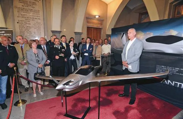 Na predstavitvi so si lahko gostje ogledali  model letala panthera, ki bo po besedah Iva Boscarola (desno) povzročilo revolucijo v letalstvu.