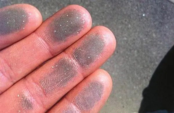 Analiza vzorca prahu železovega oksida s primesmi, ki ga je burja iz Luke Koper ponesla nad mesto marca letos, kaže, da ni prišlo do nesprejemljivih tveganj za zdravje ljudi in za okolje.